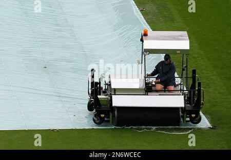 ground-staff-work-to-clear-the-standing-water-from-the-pitch-covers-rain-delays-the-start-of-the-fourth-da...test-between-england-and-australia-at-the-oval-cricket-ground-in-london-saturday-aug-24-2013ap-photoalastair-grant-2n6wcec